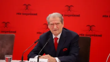 Përmbytjet, Berisha thirrje qytetarëve: Kudo që shihni ministra, i gjuani me vezë dhe domate