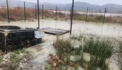 Përmbytjet dëmtojnë rrjetin, ndërpritet furnizimi me ujë në Fier