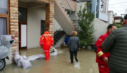Përmbytjet masive në Durrës/ Banorët e zonës së Kënetës në protestë: Kërkojmë dëmshpërblim