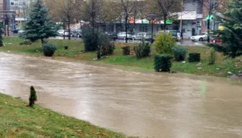 Përmbytjet “mbërrijnë” në Tiranë, “Lana” bëhet gati të dalë nga shtrati (VIDEO)