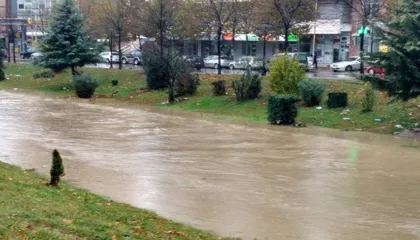 Përmbytjet “mbërrijnë” në Tiranë, “Lana” bëhet gati të dalë nga shtrati (VIDEO)