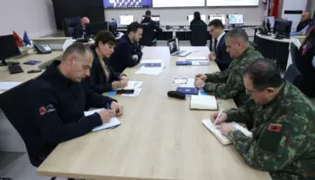Përmbytjet në disa qarqe/ Vengu mbledh Komitetin e Emergjencave Civile: Të gjithë në terren…