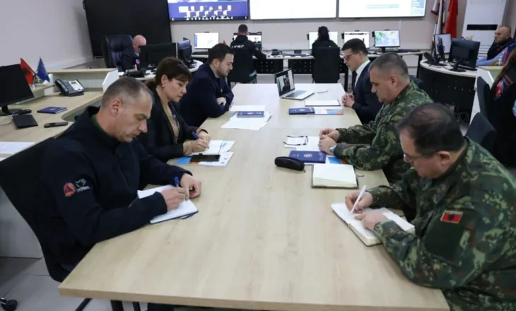 Përmbytjet në disa qarqe/ Vengu mbledh Komitetin e Emergjencave Civile: Të gjithë në terren…