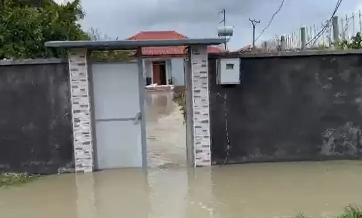 Përmbytjet në Durrës/ 90 banorë të evakuuar nga Sukthi dhe Katundi i Ri, pritet të rritet numri