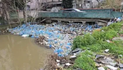 Përmbytjet në Durrës, shkak bllokimi i kanaleve nga mbeturinat