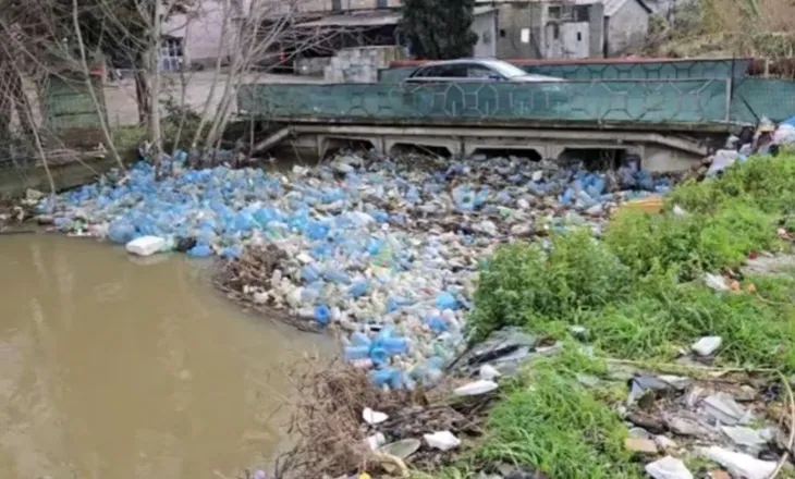 Përmbytjet në Durrës, shkak bllokimi i kanaleve nga mbeturinat