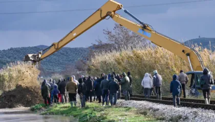Përmbytjet në Fier/ Akset nacionale dhe rurale të kalueshme, bie niveli i Vjosës, Semani vijon të rrezikojë 6 fshatra