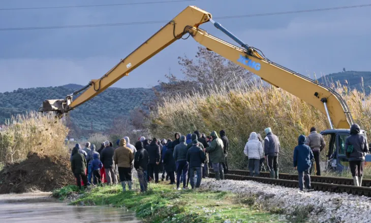 Përmbytjet në Fier/ Akset nacionale dhe rurale të kalueshme, bie niveli i Vjosës, Semani vijon të rrezikojë 6 fshatra