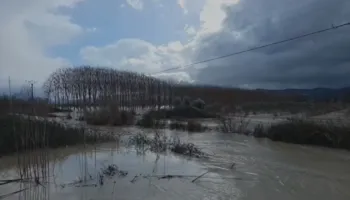 Përmbytjet në Fier, jepet urdhër evakuimi dhe për banorët e fshatit Ferras