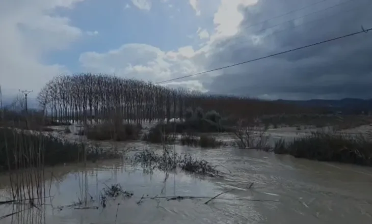 Përmbytjet në Fier, jepet urdhër evakuimi dhe për banorët e fshatit Ferras
