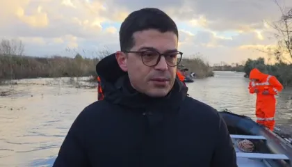 Përmbytjet në Fier/ Ministri Vëngu: Drejt përfundimit evakuimi i banorëve, priten reshje me erëra shumë të forta