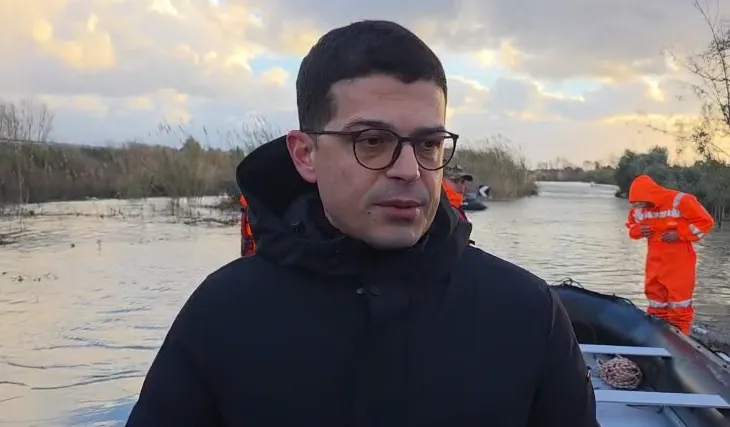 Përmbytjet në Fier/ Ministri Vëngu: Drejt përfundimit evakuimi i banorëve, priten reshje me erëra shumë të forta