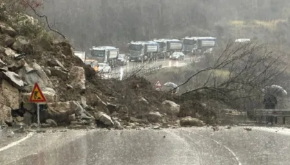 Përmbytjet në Gjirokastër, reshjet e shiut vijuan edhe gjatë natës, disa njësi të qarkut ende pa energji elektrike