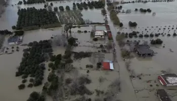 Përmbytjet në Novoselë të Vlorës, uji arrin në autostradë
