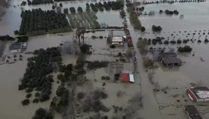 Përmbytjet në Novoselë të Vlorës, uji arrin në autostradë