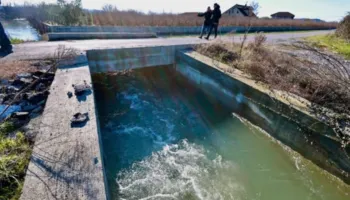 Përmbytjet në Shkodër, niveli i ujit në Obot ulet në 90 cm, varkat vijojnë të jenë në terren
