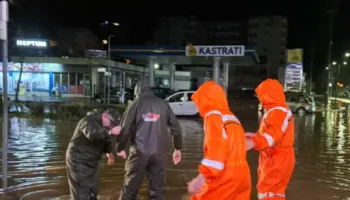 Përmbytjet në vend/ Ministri Vengu: 100 efektivë dhe pompa janë angazhuar në Lezhë, Durrës dhe Gjirokastër