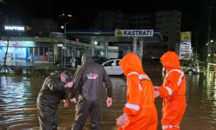 Përmbytjet në vend/ Ministri Vengu: 100 efektivë dhe pompa janë angazhuar në Lezhë, Durrës dhe Gjirokastër