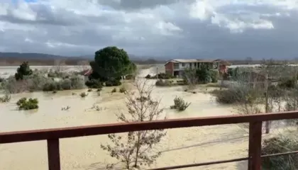 Përmbytjet në Vlorë/ Banorëve të Novoselës iu jepet sinjali i alarmit për të qëndruar në gatishmëri, urdhërohet evakuimi