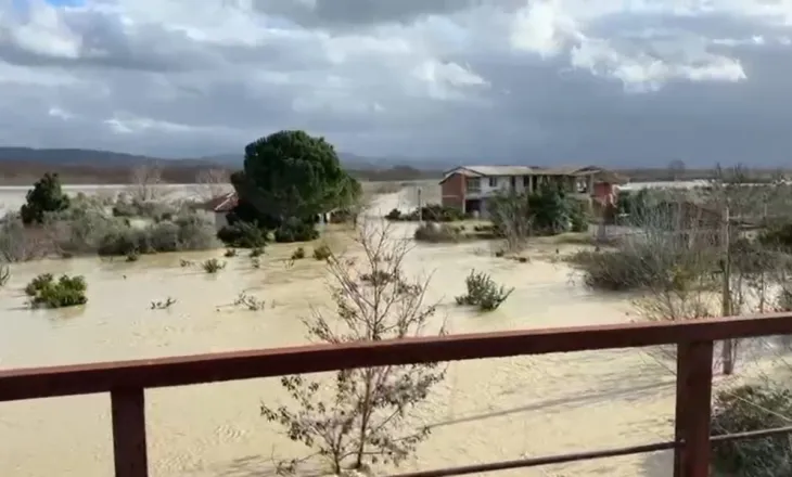 Përmbytjet në Vlorë/ Banorëve të Novoselës iu jepet sinjali i alarmit për të qëndruar në gatishmëri, urdhërohet evakuimi