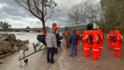 Përmbytjet në Vlorë/ Dy të moshuar në Novoselë shpëtohen me gomone, procesi i evakuimit tashmë drejt fundit