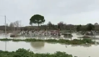 Përmbytjet nuk ‘dinë’ të ndalen/ Pamje dramatike, lumi Erzen del nga shtrati, uji ‘mbulon’ varrezat