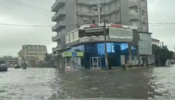 Përmbytjet shkaktojnë viktimën e parë, gjendet një trup i pajetë në Durrës