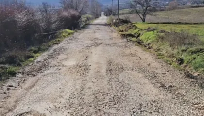 Përmbytjet shkatërrojnë rrugën/ Aksi Korçë-Pustec-Zaroshkë e amortizuar, banorët e turistët përballen me vështirësi