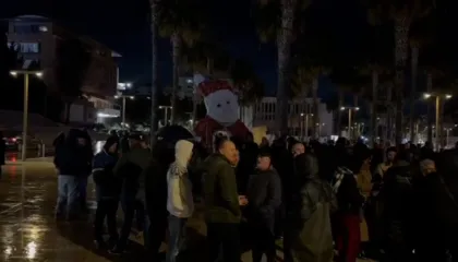 Përmbytjet “zaptuan” Durrësin, qytetarët sërish në protestë, kapsolla dhe kova ujë drejt godinës së Bashkisë (VIDEO)