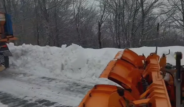 Përmirësohet situata e motit, shumë rrugë që patën probleme nga ngricat, tani janë të kalueshme
