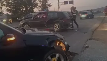 Përplasen 2 makina në Durrës, mbeten të plagosur 5 persona. Drejtuesit e mjeteve dërgohen në spital