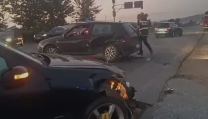 Përplasen 2 makina në Durrës, mbeten të plagosur 5 persona. Drejtuesit e mjeteve dërgohen në spital
