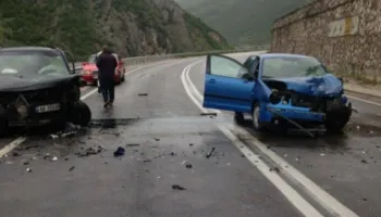 Përplasen 3 makina në Elbasan, lëndohen tre persona
