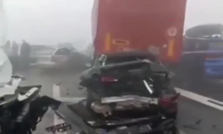 Përplasen nëntë automjete në Serbi, katër të lënduar