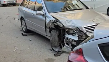 Përplasen pesë automjete njëra pas tjetrës në Vlorë