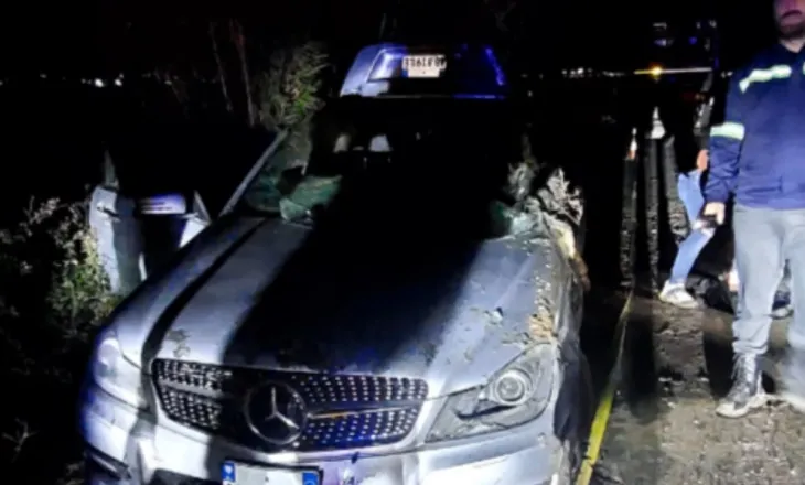 Përplaset me makinat e parkuara dhe përmbyset, aksident i rëndë në Kavajë, plagoset 24-vjeçari