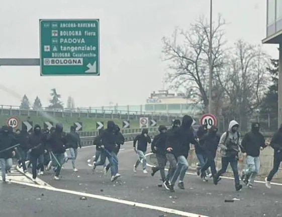 Përplasja në rrugë/ Shteti italian ndalon tifozët e Romës e Fiores për në transfertë