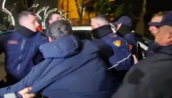 Përplasje fizike mes deputetit të PD-së dhe policisë gjatë protestës
