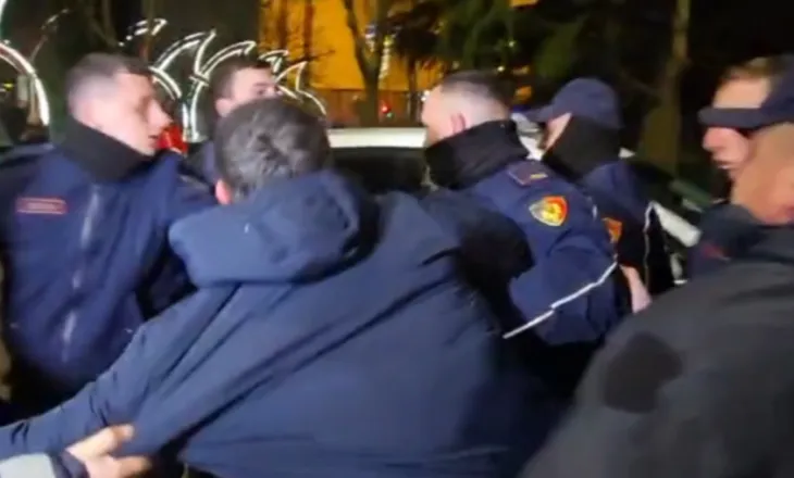 Përplasje fizike mes deputetit të PD-së dhe policisë gjatë protestës