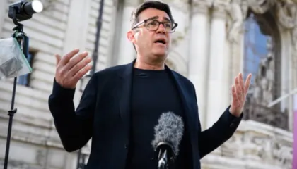 Përplasje në Partinë Laburiste, Starmer i mbyll rrugën Burnham-it, nuk mund të kandidojë në zgjedhjet e parakohshme parlamentare