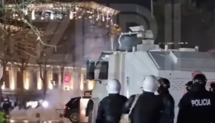 Përplasje para Kuvendit, autobotet me ujë shpërndajnë protestuesit (VIDEO)