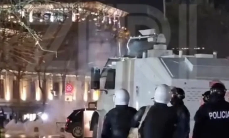 Përplasje para Kuvendit, autobotet me ujë shpërndajnë protestuesit (VIDEO)
