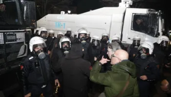 Përplasjet e ashpra përpara Kuvendit, deputetët e PD-së tentojnë të ndalojnë autobotin e ujit