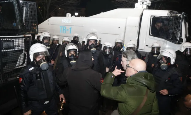 Përplasjet e ashpra përpara Kuvendit, deputetët e PD-së tentojnë të ndalojnë autobotin e ujit