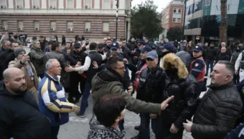 Përplasjet para Kryeministrisë, disa protestues të “Shqipëria Bëhet” në Spitalin e Traumës