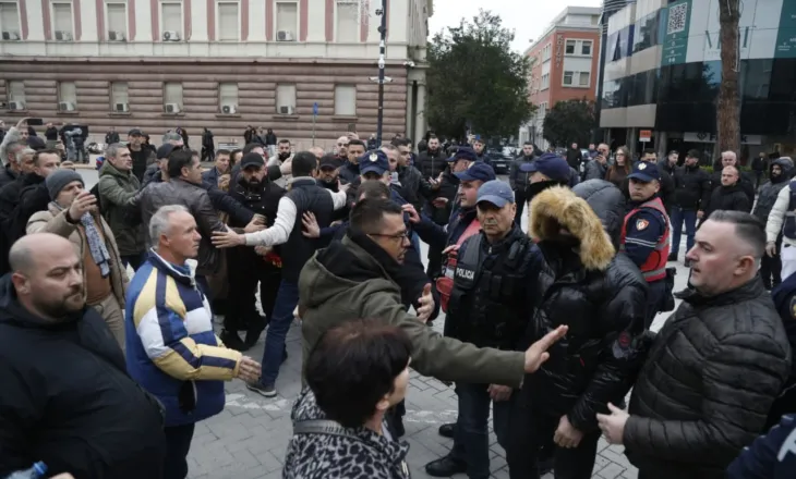 Përplasjet para Kryeministrisë, disa protestues të “Shqipëria Bëhet” në Spitalin e Traumës