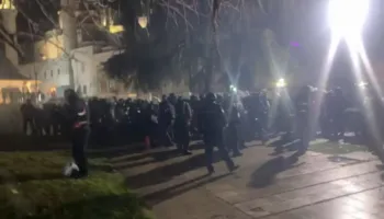 Përplasjet përpara Kuvendit/ Protestuesit hedhin objekte, policia i kundërpërgjigjet me gaz lotsjellës, përfshihen edhe deputetët e PD
