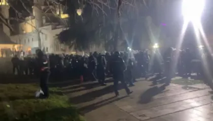 Përplasjet përpara Kuvendit/ Protestuesit hedhin objekte, policia i kundërpërgjigjet me gaz lotsjellës, përfshihen edhe deputetët e PD