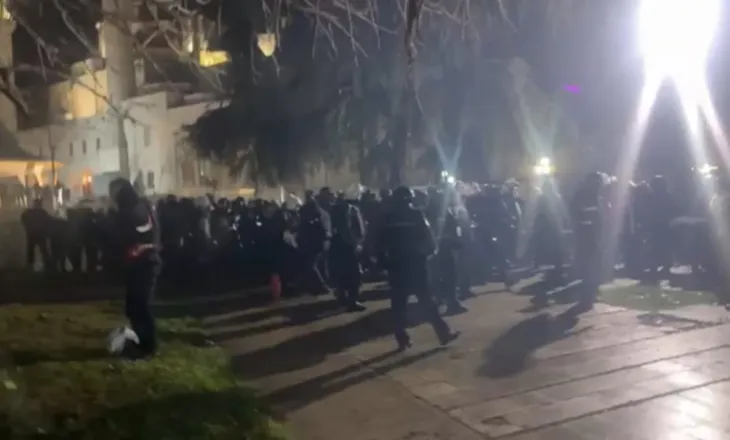 Përplasjet përpara Kuvendit/ Protestuesit hedhin objekte, policia i kundërpërgjigjet me gaz lotsjellës, përfshihen edhe deputetët e PD