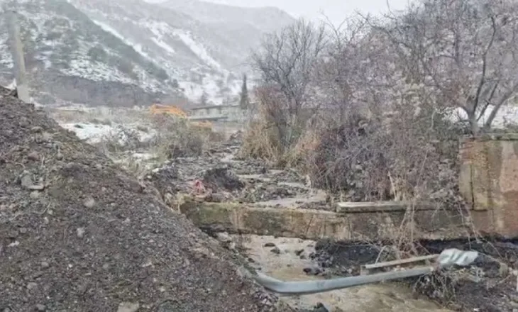 Përroi del nga shtrati, bllokohet shkarkuesi në aksin Pogradec–Qafë Thanë